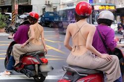 Chị em vô tư mặc 'thoáng mát' ra phố, bất chấp bị đàm tiếu
