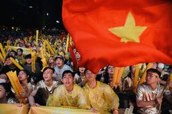 Cổ động viên TP Hồ Chí Minh đội mưa cổ vũ cho đội tuyển U23 Việt Nam