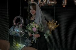 Minh Hằng được hội chị em tổ chức tiệc chia tay độc thân, chính chủ hình như diện trang phục hơi sai sai?