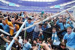 Khung cảnh hỗn loạn trong ngày Man City vô địch Premier League