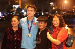 Bùi Hoàng Việt Anh ăn mừng chóng vánh cùng gia đình