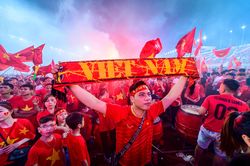 Pháo sáng đỏ rực trời giây phút Mạnh Dũng ghi bàn