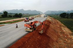 Cụ ông 81 tuổi kiến nghị dịch chuyển cao tốc Bắc - Nam 200 m