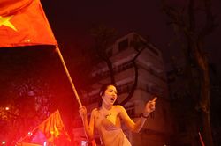 Cả Đông Nam Á trầm trồ khi CĐV Việt Nam xuống đường ăn mừng, sắc đỏ ngập tràn khắp nơi