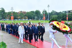 Các đại biểu Quốc hội vào Lăng viếng Chủ tịch Hồ Chí Minh