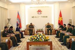 Bộ trưởng Bộ Quốc phòng Việt Nam tiếp xã giao Bộ trưởng Bộ Quốc phòng Campuchia