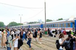 Đường sắt chạy thường xuyên nhiều mác tàu phục vụ nhu cầu du lịch