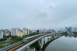 Tàu điện Cát Linh - Hà Đông dừng đột ngột do đường ray trơn trượt