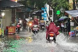 Mưa lớn nhiều giờ, nhiều tuyến đường ở Hà Nội 'thành sông'