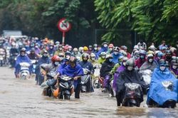 Đại lộ Thăng Long chìm trong biển nước, phương tiện chết máy hàng loạt