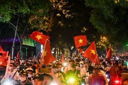 CĐV đổ ra đường ăn mừng chiến thắng U23 Việt Nam