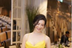 'Nữ hoàng ảnh lịch' Thanh Mai trẻ trung quên tuổi khi hội ngộ bạn cũ thời thiếu nữ