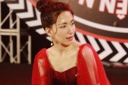 Clip: Hòa Minzy dầm mưa, quẩy nát sân khấu mừng đội tuyển Việt Nam hạ gục Thái Lan