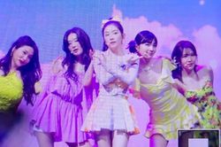 Netizen phát chán với cách stylist lên đồ cho Red Velvet trên sân khấu gần đây