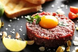 Món thịt bò sống xay nhuyễn của người Pháp