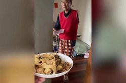 Cụ ông khuyết tật được hàng xóm giúp đỡ trong lúc bị phong tỏa