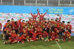 U23 Việt Nam vô địch SEA Games 31: Khi bóng đá... xuống đường