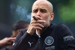 Man City: Guardiola hút xì gà trong lễ diễu hành ăn mừng chức vô địch