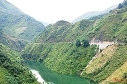 Lào Cai tìm kiếm công nhân mất tích do ngã xuống suối