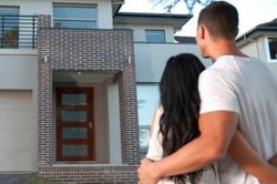 Có 2 tỷ nên mua chung cư hay gửi tiết kiệm lấy lãi rồi thuê nhà?