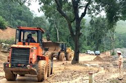 Sạt lở gây ách tắc cục bộ quốc lộ 279 đoạn Điện Biên - Tây Trang