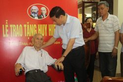 Phó Bí thư Tỉnh ủy, Chủ tịch UBND tỉnh trao Huy hiệu 60 năm tuổi Đảng cho đảng viên Nguyễn Văn Bá