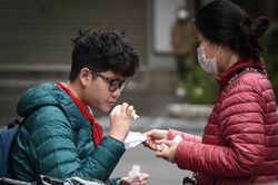 Dự kiến học phí tăng gấp đôi: Phụ huynh than trời, lo nhiều khoản chi đầu năm