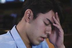 Tang lễ mẹ có 1 người phụ nữ xinh đẹp khóc thương, nhìn rõ mặt em mà tôi đờ đẫn