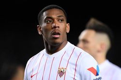 Martial bị trả về Man United