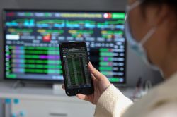 Cổ phiếu vốn hóa lớn đua nhau bứt phá, VN-Index vượt mốc 1.265 điểm