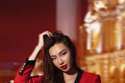 Hoa hậu Thùy Tiên diện áo xẻ vòng 1 sexy, thả dáng cực 'chất' như fashionista trên phố