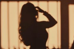 Nữ ca sĩ dính ồn ào hành hung người khác, cổ phiếu công ty quản lý lao dốc không phanh