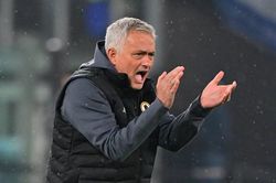 Thời khắc lịch sử đang chờ HLV Mourinho