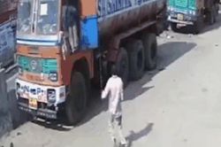 Người đàn ông bị báo hoa mai ngoạm trúng chân và cái kết khó tin