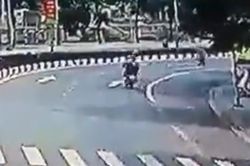 Nam thanh niên phóng xe máy hất văng CSGT