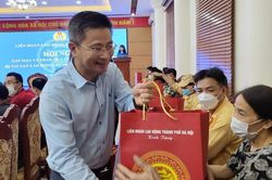Công đoàn Hà Nội trao hỗ trợ cho công nhân bị tai nạn lao động nặng