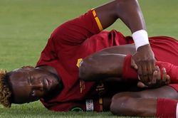 Abraham gây sốc khi câu giờ rồi nháy mắt với Mourinho