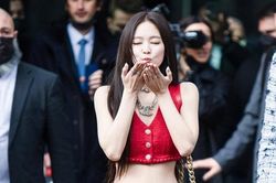 Jennie Blackpink lại gây bão với ô tô giá khổng lồ
