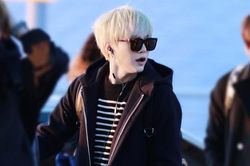 Thời trang sân bay Suga BTS 'tiến hóa' vượt bậc, nhìn là thấy mùi tiền