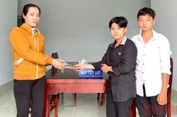 2 học sinh trả lại ví bị đánh rơi có nhiều tiền, giấy tờ quan trọng