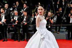 Vì sao ekip Hương Giang không được vào Cannes?