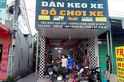 Tạm giữ 2 thanh niên mang súng, dao cùng túi tinh thể màu trắng nghi là ma túy