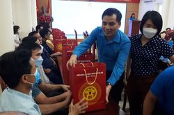 LĐLĐ Hà Nội trao quà cho công nhân, lao động bị tai nạn lao động, bệnh nghề nghiệp