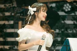 Đồng nghiệp tiết lộ cát-xê Hòa Minzy đến hàng tỷ đồng, nữ ca sĩ phản ứng ra sao?