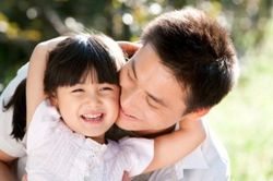 Tranh cãi 'con gái là người tình kiếp trước của cha', tiến sĩ giáo dục lên tiếng