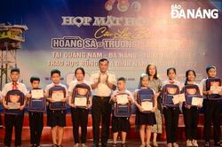 220 sinh viên, học sinh khó khăn được nhận học bổng Vừ A Dính