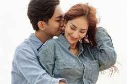 Vợ chồng Khánh Thi - Phan Hiển khoe bộ ảnh ngọt lịm sau SEA Game 31