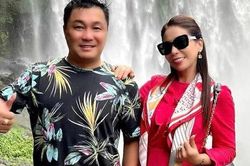 Em gái Lý Hùng U50 vẫn sải bước trên giày cao gót mặc sành điệu, vẻ ngoài trẻ ra chục tuổi