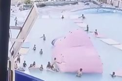 Hồ bơi bị vỡ khiến nhiều nhà dân bị ngập ở Thái Lan