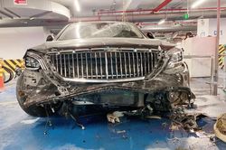 Người lái Mercedes Maybach tông loạt xe trong hầm là bảo vệ tòa nhà